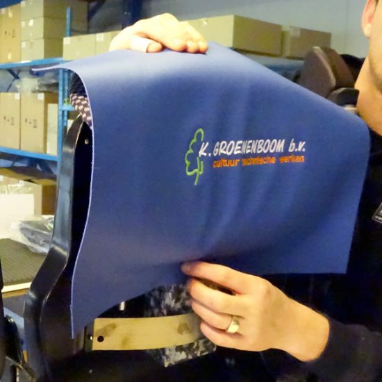 Eigen logo op Grammer stoel